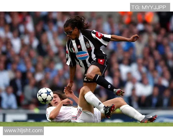 与足球明星亲密合影的女模特展现魅力与风采的精彩瞬间